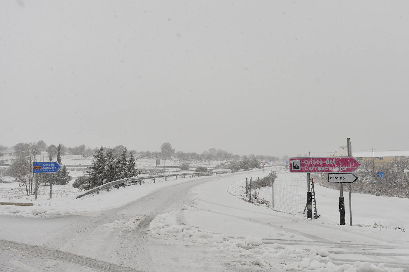 Junto a estos registros destacan los 20 centímetros de Bullas, a 600 metros; Caravaca-Los Rollos (15 centímetros), Benizar (10 cm), Totana-La Carrasca (10 cm) y Alhama-Sierra Espuña (2 cm)