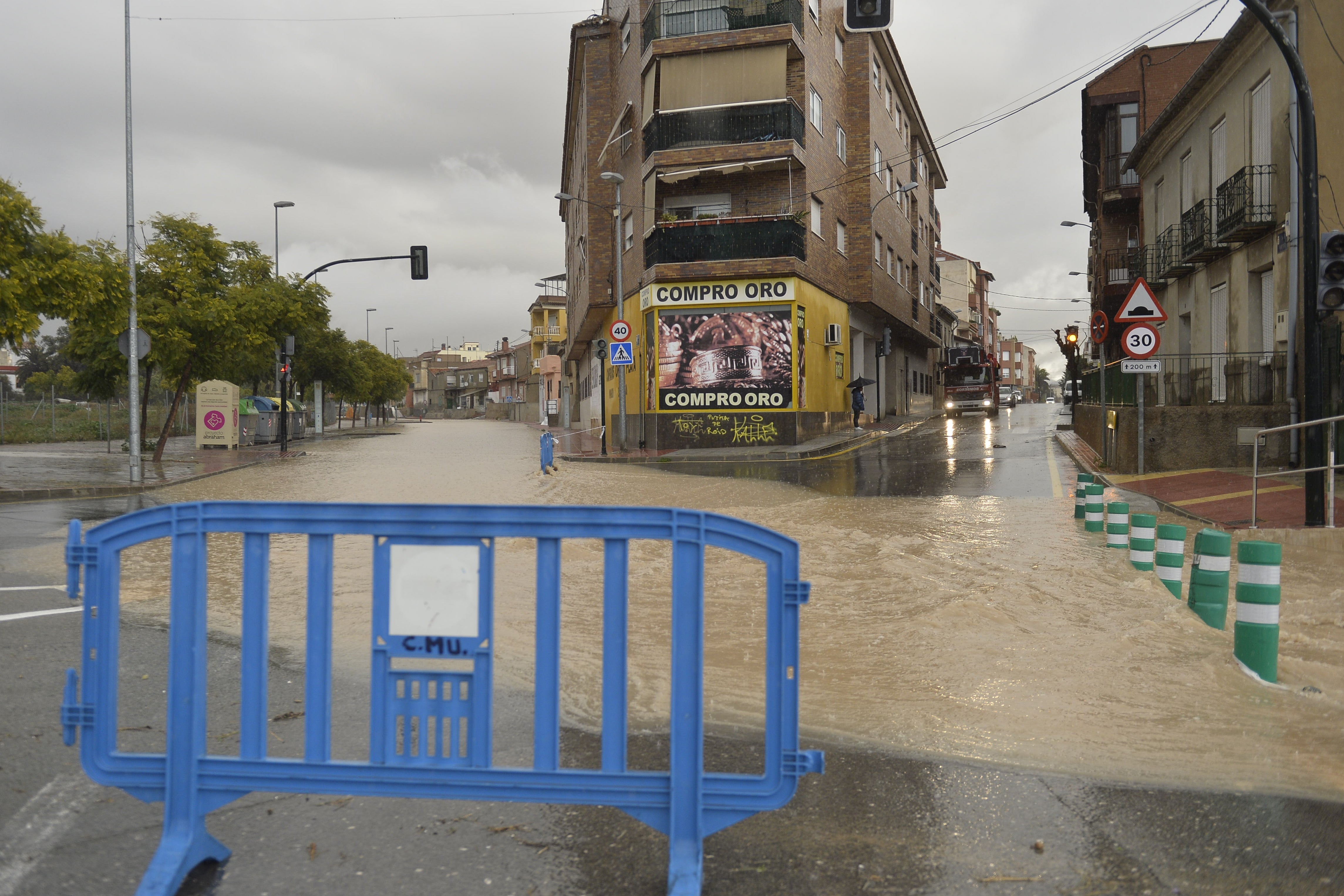 La rambla de Churra, como suele ocurrir en los episodios de lluvias intensas, quedó inundada este martes