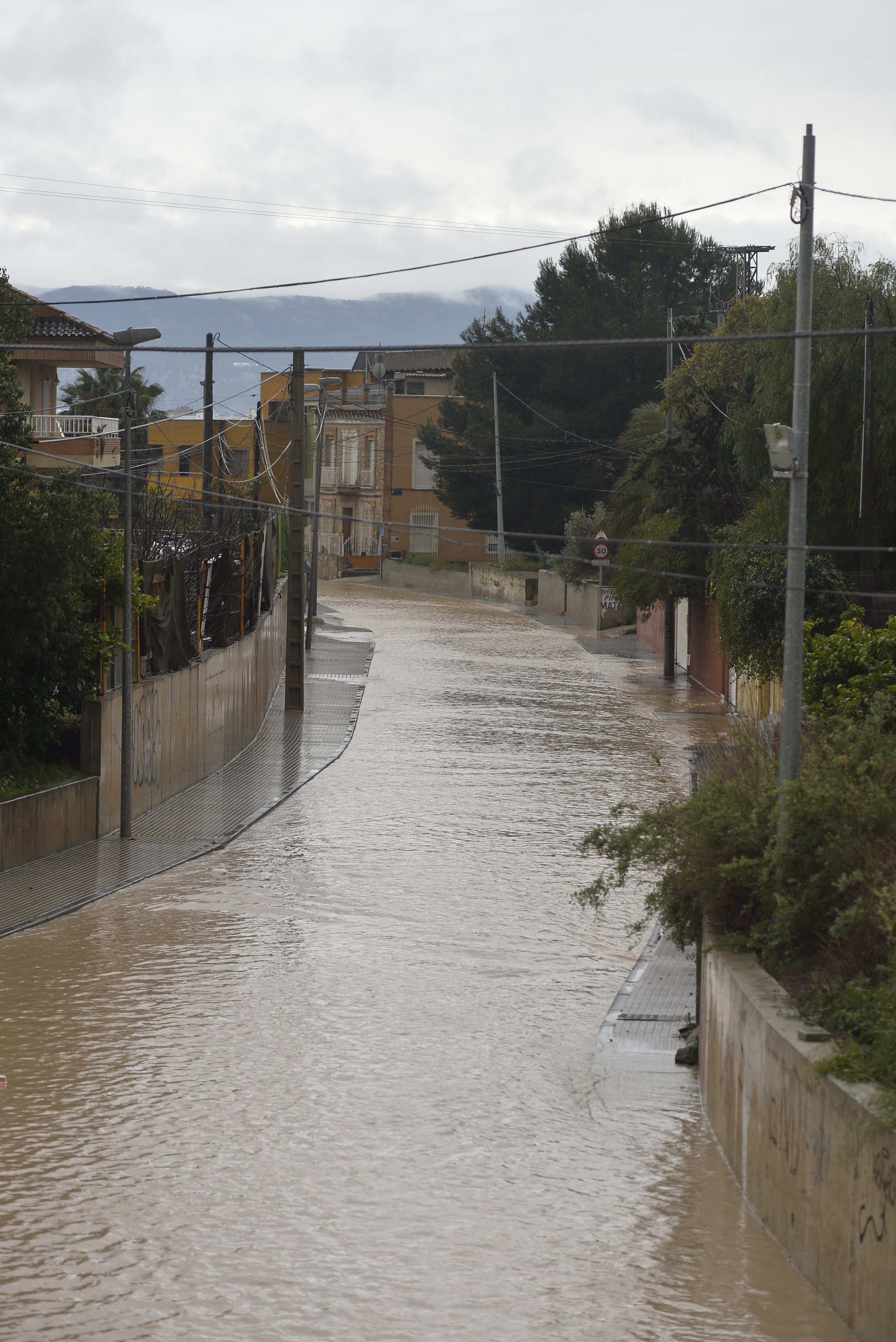 La rambla de Churra, como suele ocurrir en los episodios de lluvias intensas, quedó inundada este martes