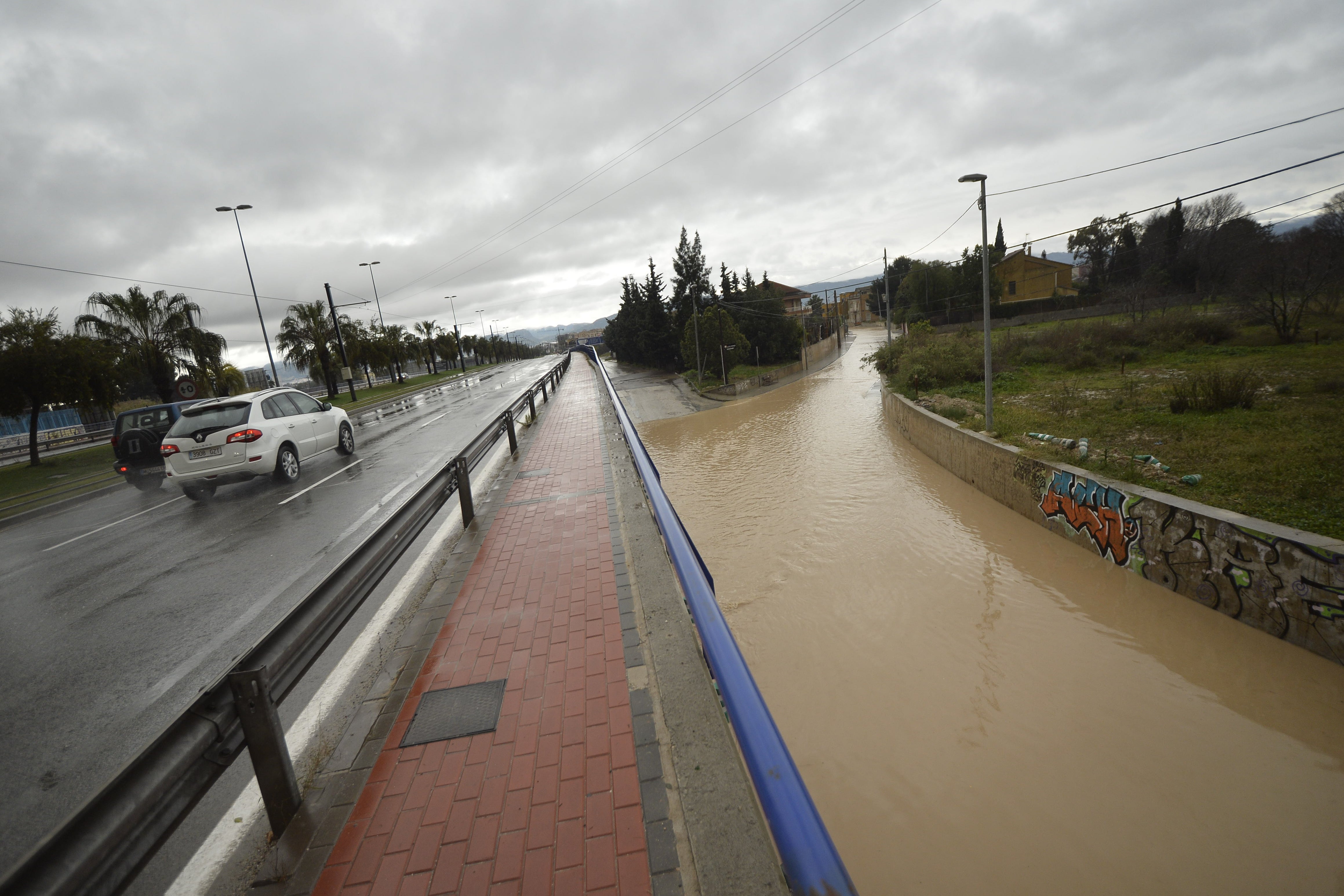 La rambla de Churra, como suele ocurrir en los episodios de lluvias intensas, quedó inundada este martes