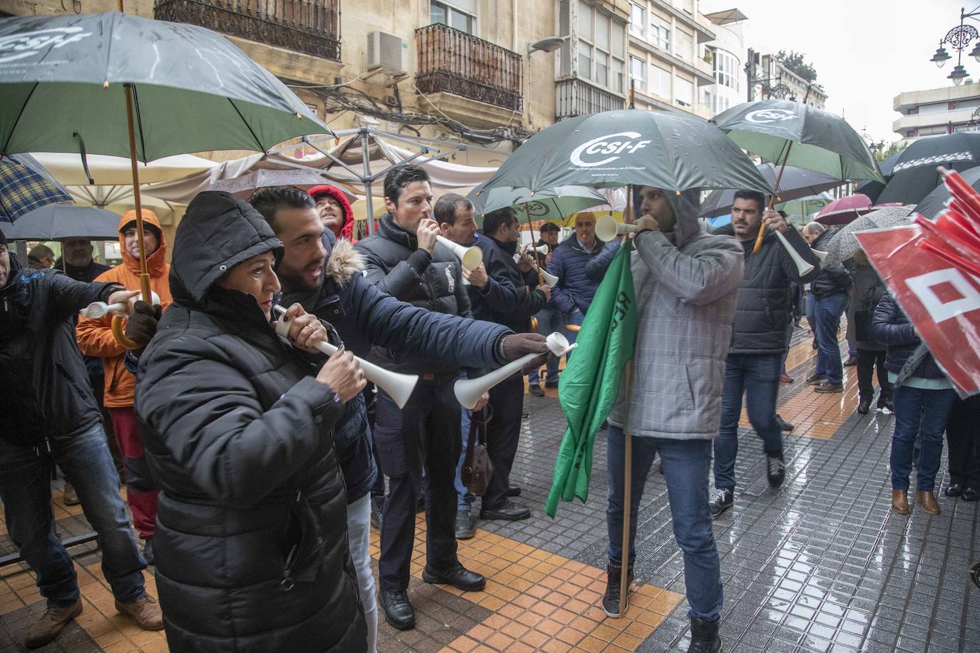 Cuatrocientos funcionarios municipales respaldan la exigencia sindical de negociar con la alcaldesa el acuerdo de condiciones de trabajo que ella firmó