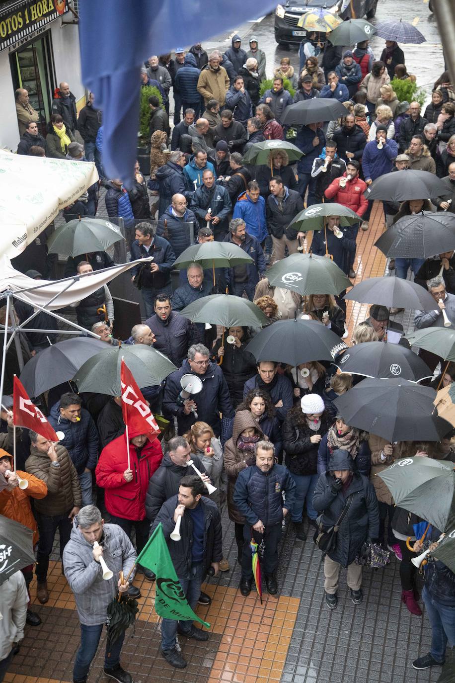 Cuatrocientos funcionarios municipales respaldan la exigencia sindical de negociar con la alcaldesa el acuerdo de condiciones de trabajo que ella firmó