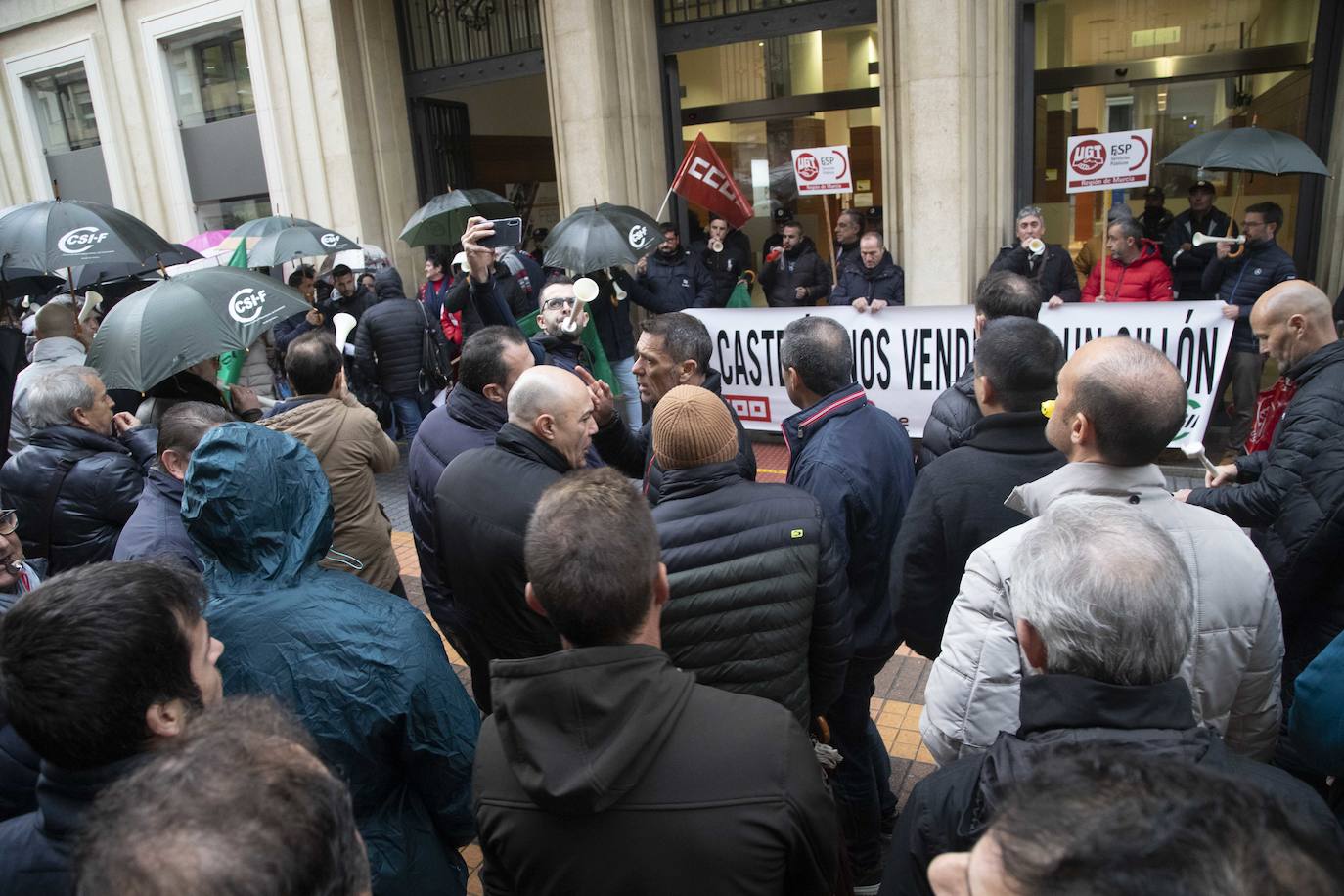 Cuatrocientos funcionarios municipales respaldan la exigencia sindical de negociar con la alcaldesa el acuerdo de condiciones de trabajo que ella firmó