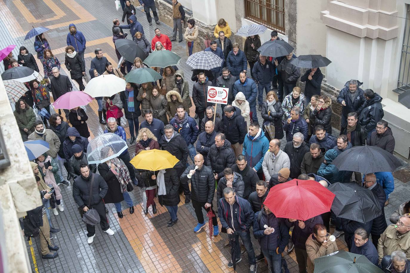 Cuatrocientos funcionarios municipales respaldan la exigencia sindical de negociar con la alcaldesa el acuerdo de condiciones de trabajo que ella firmó