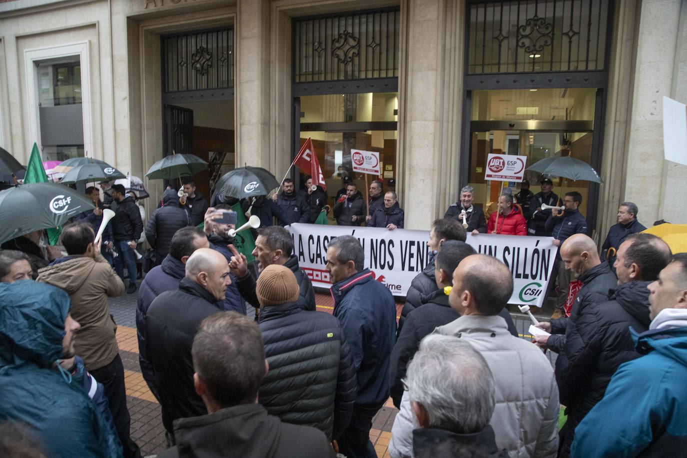 Cuatrocientos funcionarios municipales respaldan la exigencia sindical de negociar con la alcaldesa el acuerdo de condiciones de trabajo que ella firmó