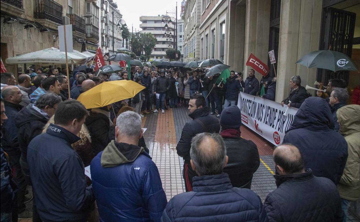 Protesta de los funcionarios del Ayuntamiento de Cartagena, este martes, frente al Edificio Administrativo San Miguel.