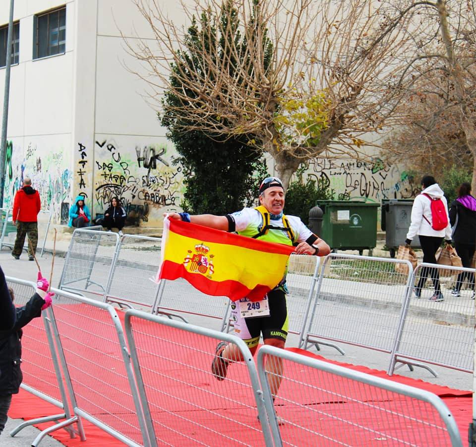 El ganador masculino completa los 26 kilómetros en 1:56:12, por el tiempo de 2:23:54 para la atleta del Mobel Automenor Running Team