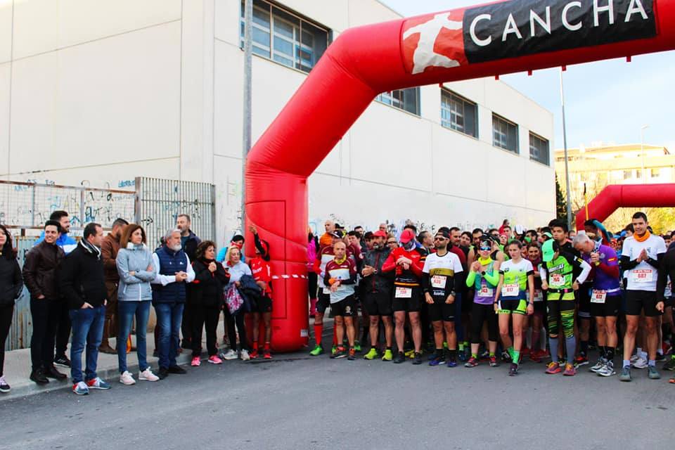 El ganador masculino completa los 26 kilómetros en 1:56:12, por el tiempo de 2:23:54 para la atleta del Mobel Automenor Running Team