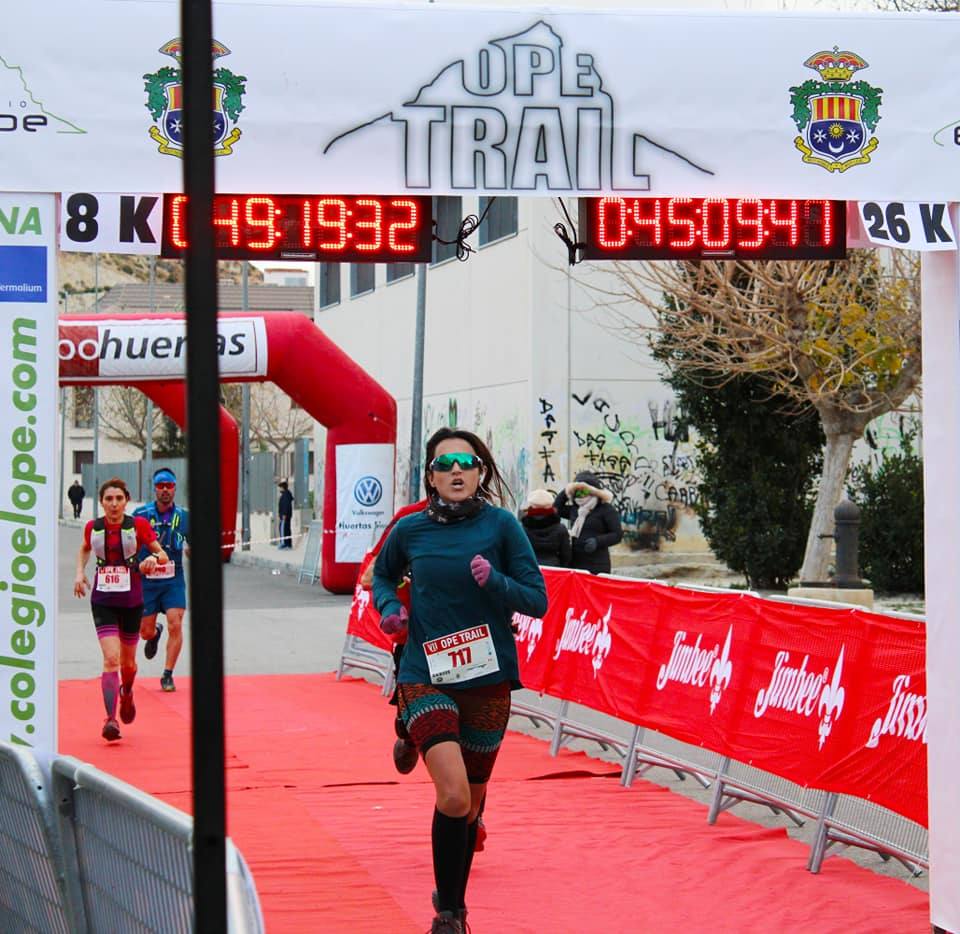 El ganador masculino completa los 26 kilómetros en 1:56:12, por el tiempo de 2:23:54 para la atleta del Mobel Automenor Running Team