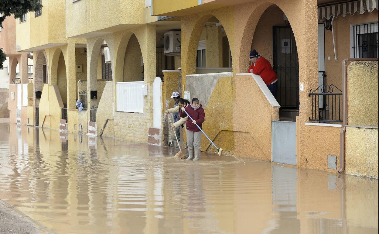 Una calle de Los Alcázares, inundada, tras las lluvias de este martes.