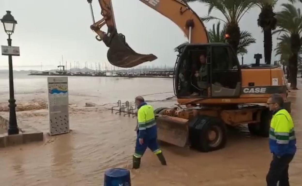 Trabajos en Los Alcázares por el agua que inundaba el municipio.