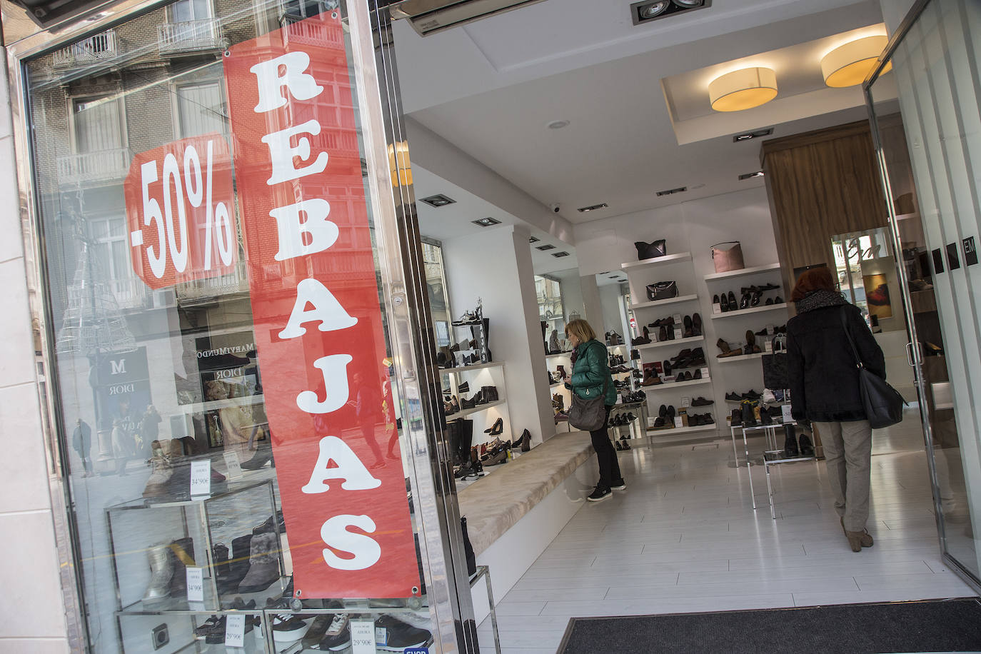 Comercios de todos los sectores redoblan sus ofertas para tratar de impulsar las ventas de prendas y productos de temporada.