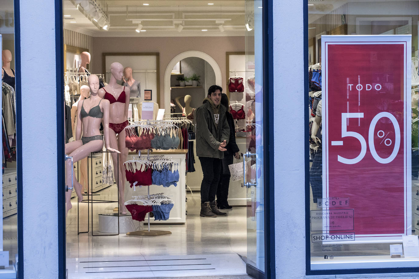 Comercios de todos los sectores redoblan sus ofertas para tratar de impulsar las ventas de prendas y productos de temporada.