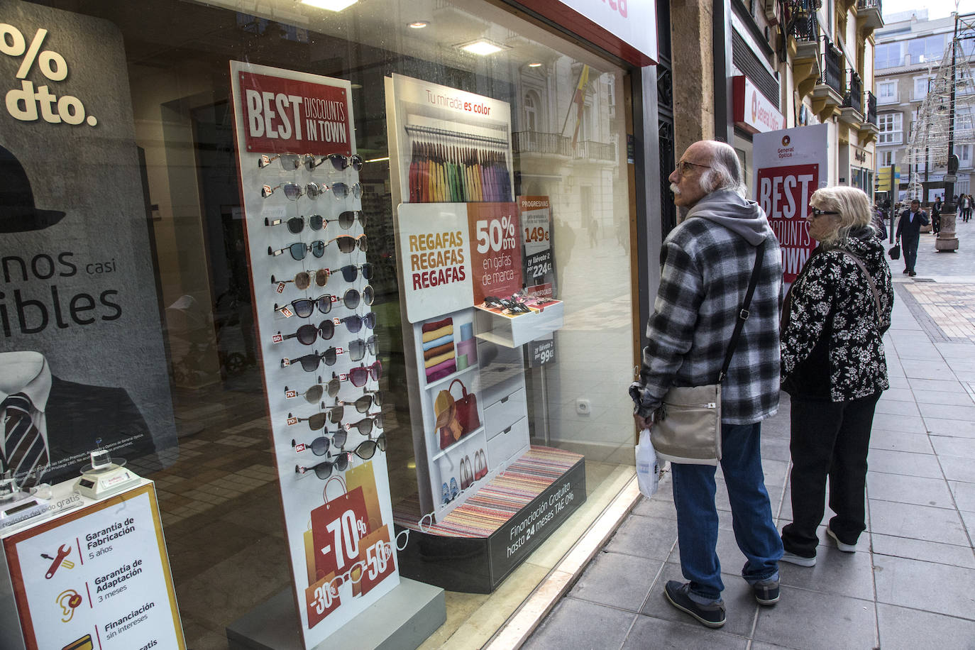 Comercios de todos los sectores redoblan sus ofertas para tratar de impulsar las ventas de prendas y productos de temporada.