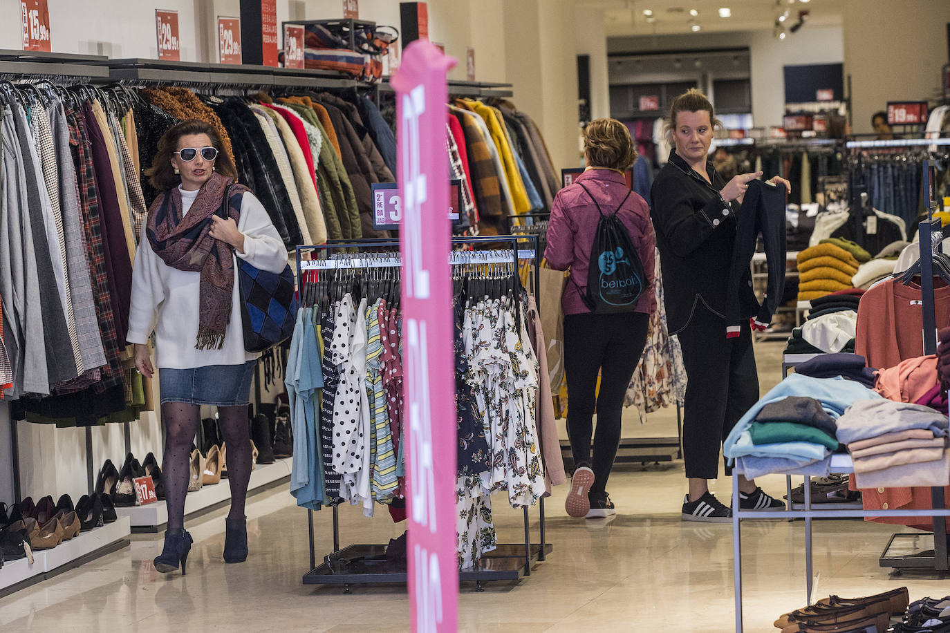 Comercios de todos los sectores redoblan sus ofertas para tratar de impulsar las ventas de prendas y productos de temporada.