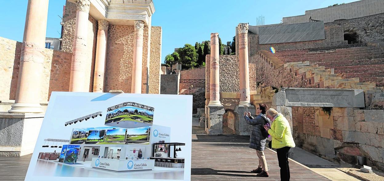 La presentación del 'stand' de Fitur de la Región de Murcia tuvo lugar en el Teatro Romano de Cartagena. 