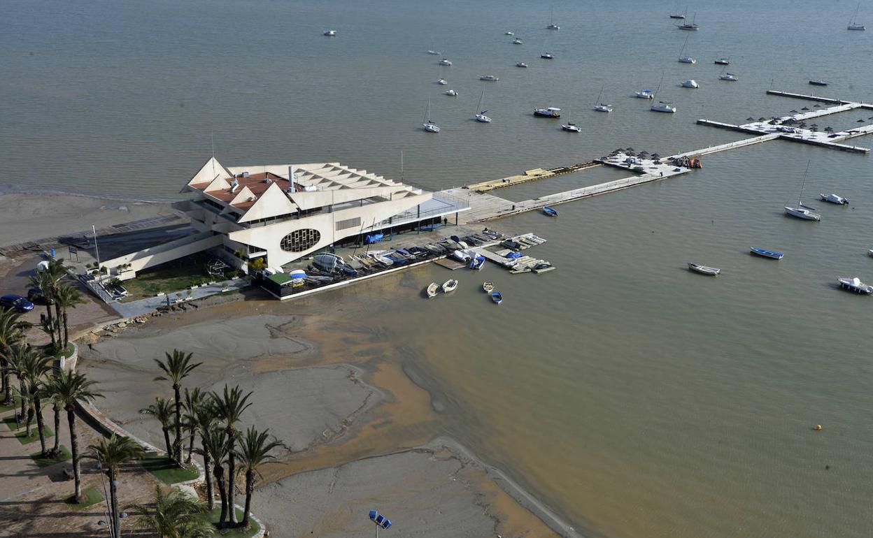 Daños causados por las lluvias en la playa junto al Club de Regatas de Santiago de la Ribera.