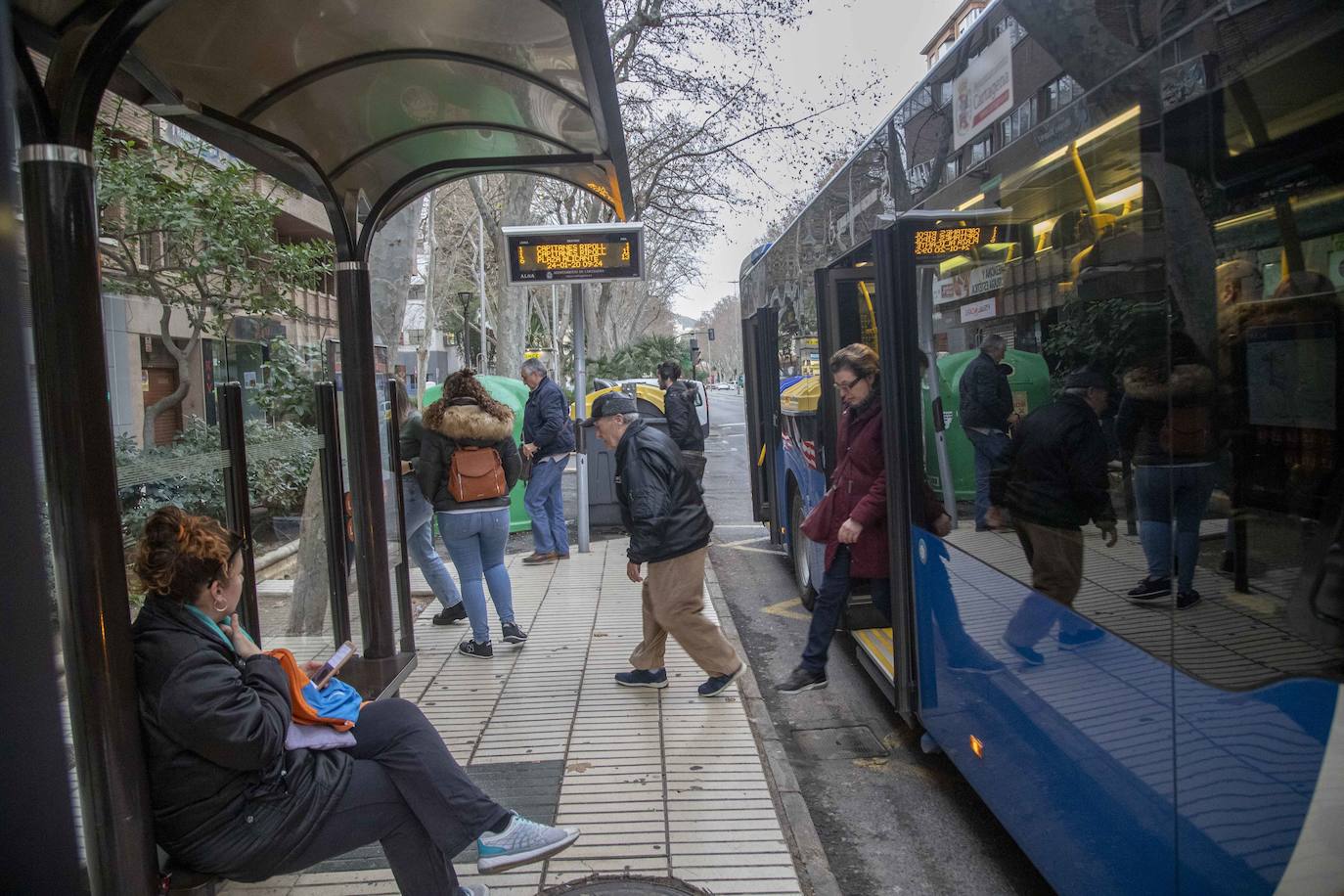 La ausencia de controles policiales permitió que la circulación se produjera con normalidad hasta las 10.30 horas, a pesar de que el Ayuntamiento informó de que la limitación sería a las 8.30