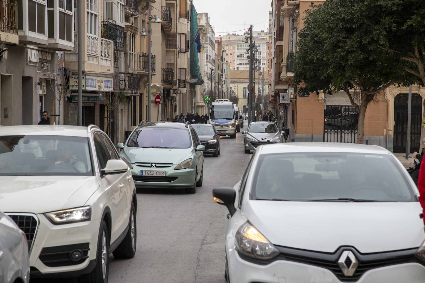 La ausencia de controles policiales permitió que la circulación se produjera con normalidad hasta las 10.30 horas, a pesar de que el Ayuntamiento informó de que la limitación sería a las 8.30