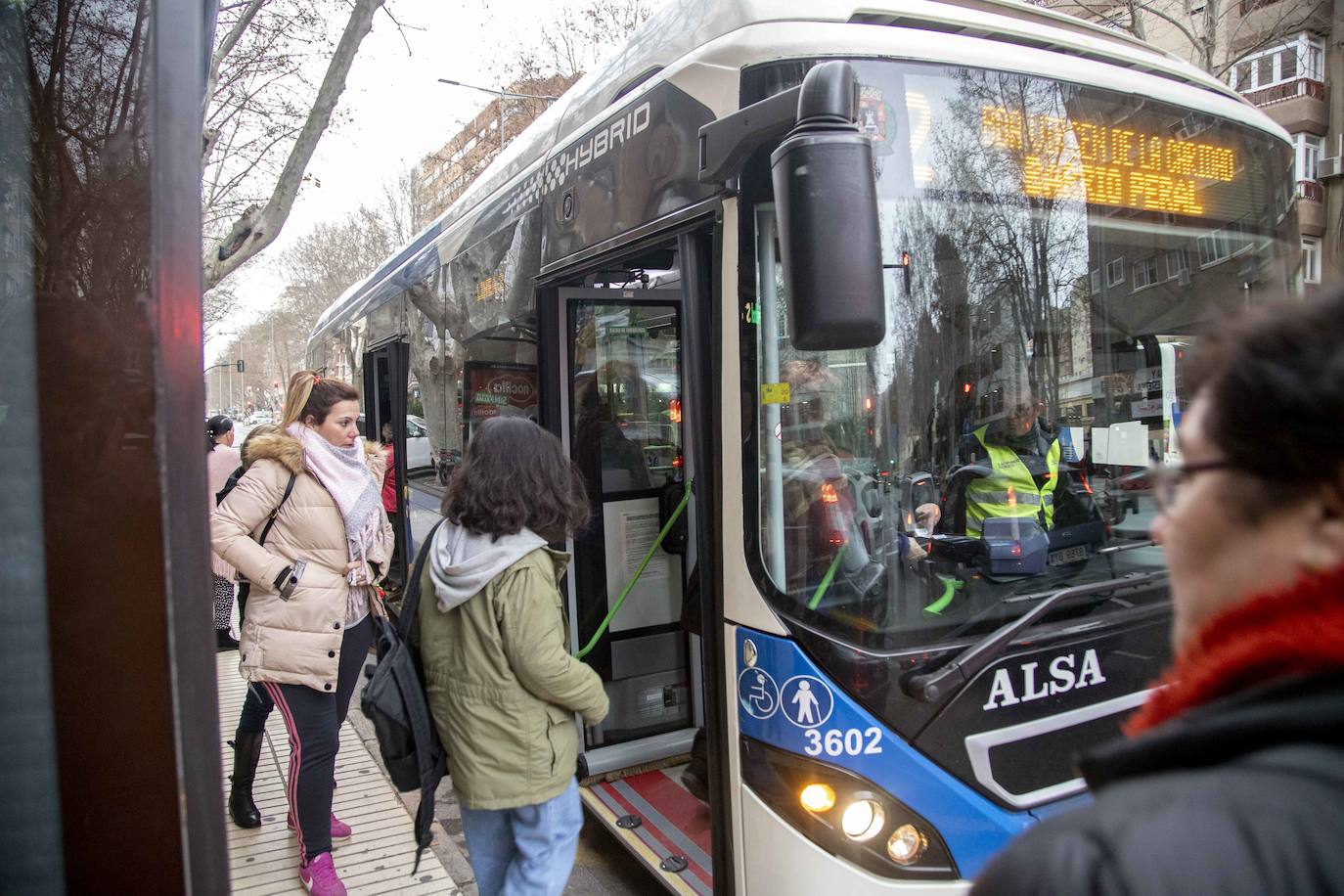 La ausencia de controles policiales permitió que la circulación se produjera con normalidad hasta las 10.30 horas, a pesar de que el Ayuntamiento informó de que la limitación sería a las 8.30