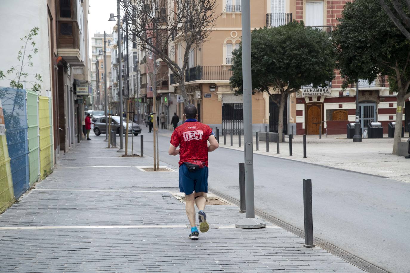 La ausencia de controles policiales permitió que la circulación se produjera con normalidad hasta las 10.30 horas, a pesar de que el Ayuntamiento informó de que la limitación sería a las 8.30