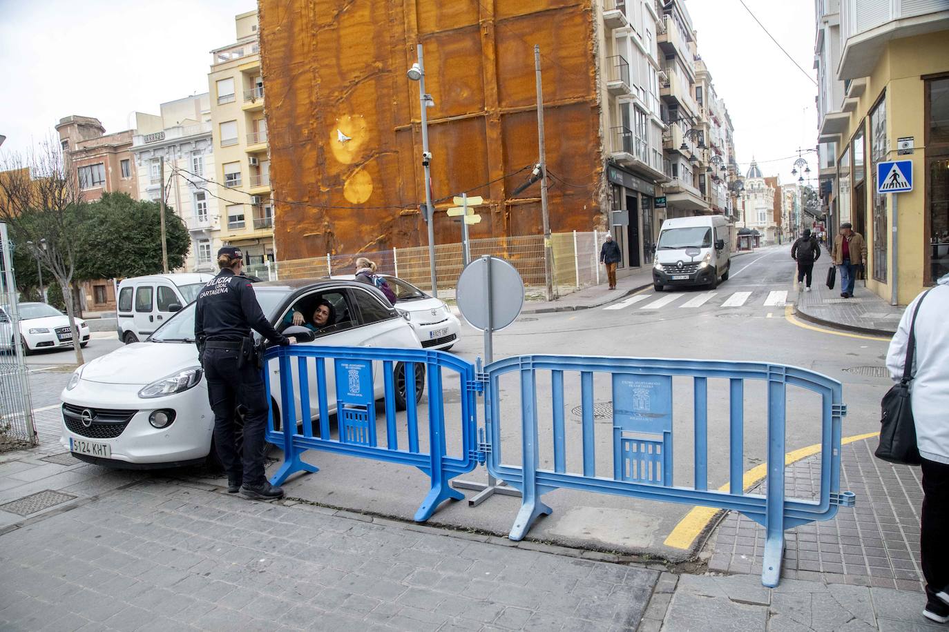 La ausencia de controles policiales permitió que la circulación se produjera con normalidad hasta las 10.30 horas, a pesar de que el Ayuntamiento informó de que la limitación sería a las 8.30