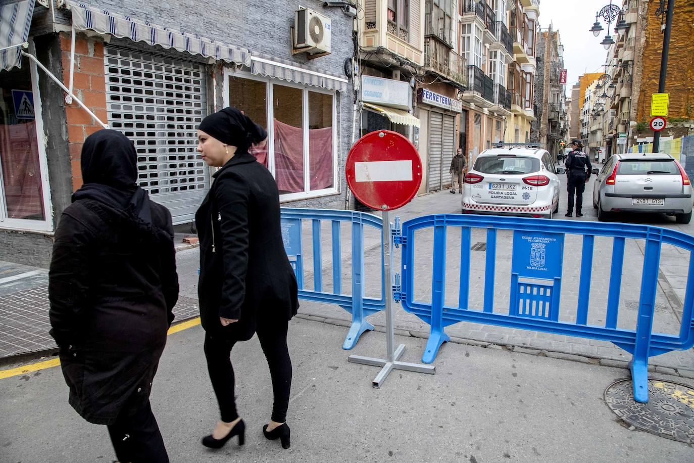 La ausencia de controles policiales permitió que la circulación se produjera con normalidad hasta las 10.30 horas, a pesar de que el Ayuntamiento informó de que la limitación sería a las 8.30