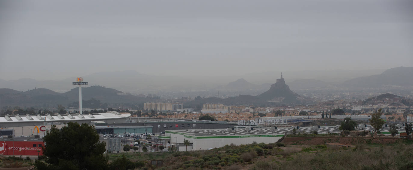 El Ayuntamiento informa de que el uso de los autobuses y el tranvía se ha incrementado un 10% y el tráfico se ha reducido un 8% en las primeras horas de la mañana del viernes