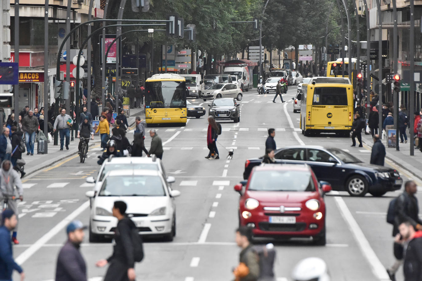 El Ayuntamiento informa de que el uso de los autobuses y el tranvía se ha incrementado un 10% y el tráfico se ha reducido un 8% en las primeras horas de la mañana del viernes