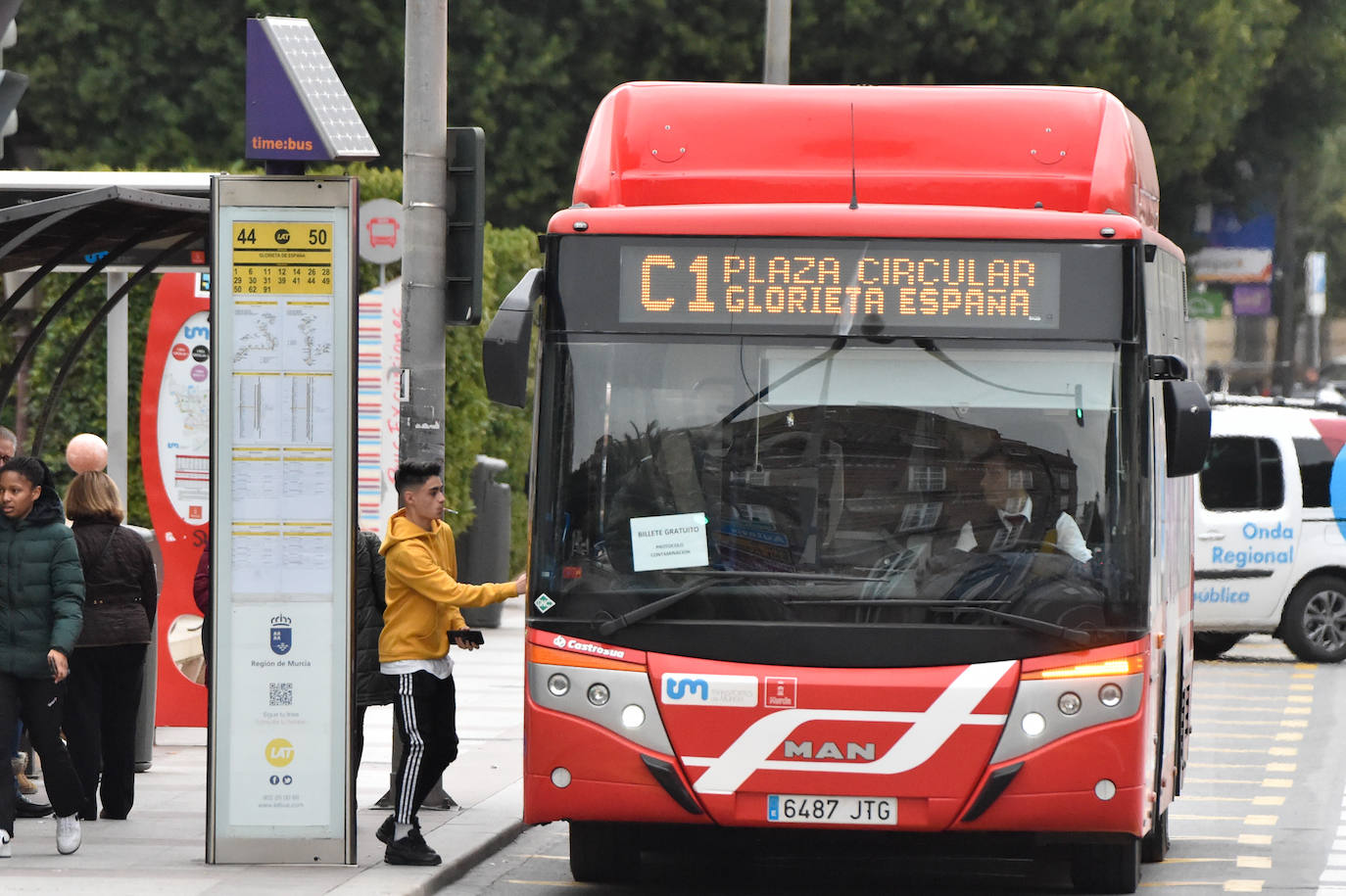 El Ayuntamiento informa de que el uso de los autobuses y el tranvía se ha incrementado un 10% y el tráfico se ha reducido un 8% en las primeras horas de la mañana del viernes