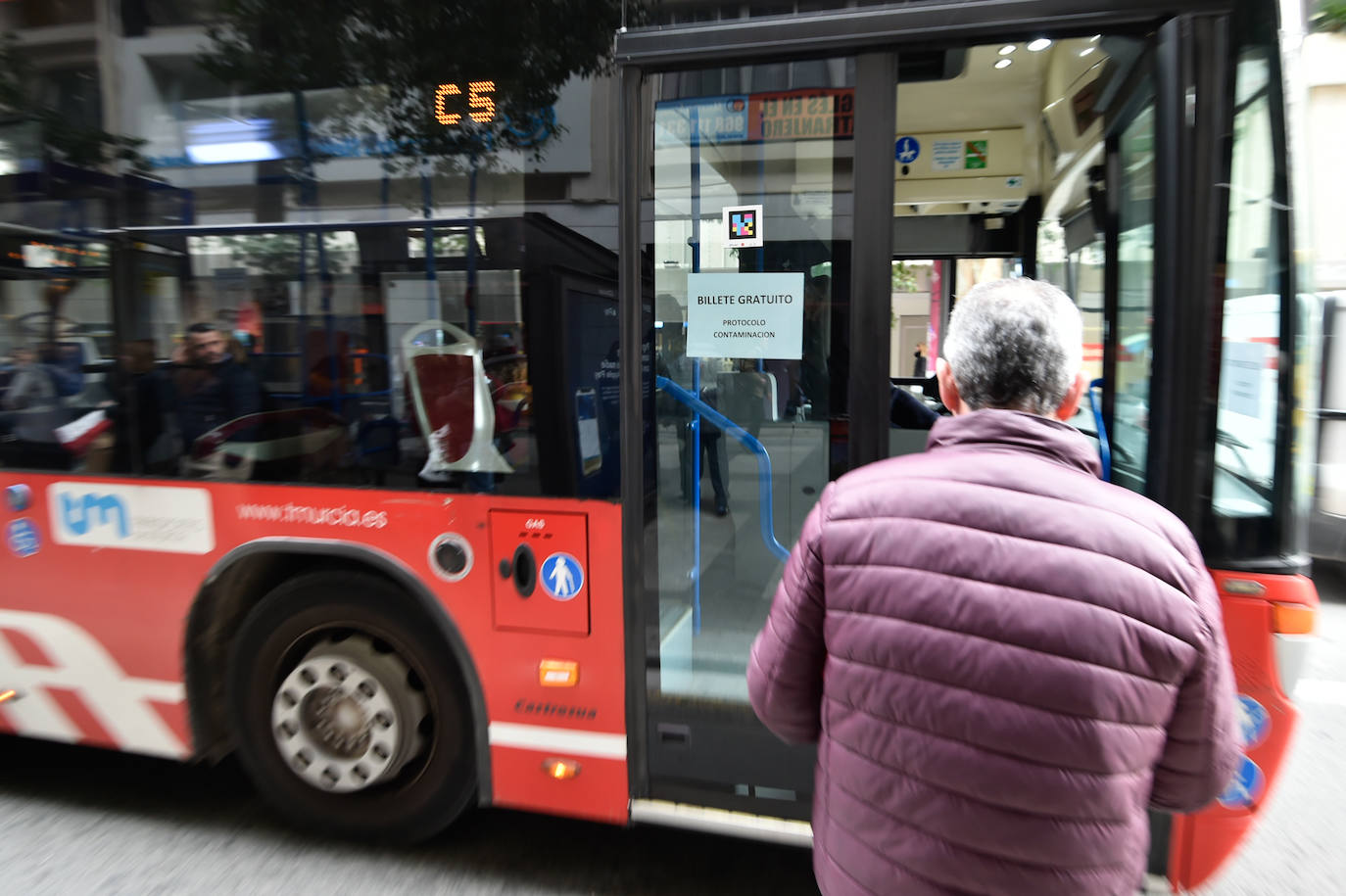 El Ayuntamiento informa de que el uso de los autobuses y el tranvía se ha incrementado un 10% y el tráfico se ha reducido un 8% en las primeras horas de la mañana del viernes