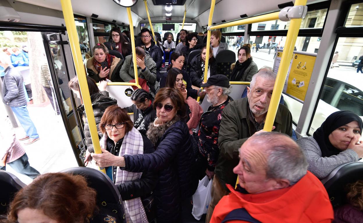 Un autobús lleno, este viernes, en Murcia.