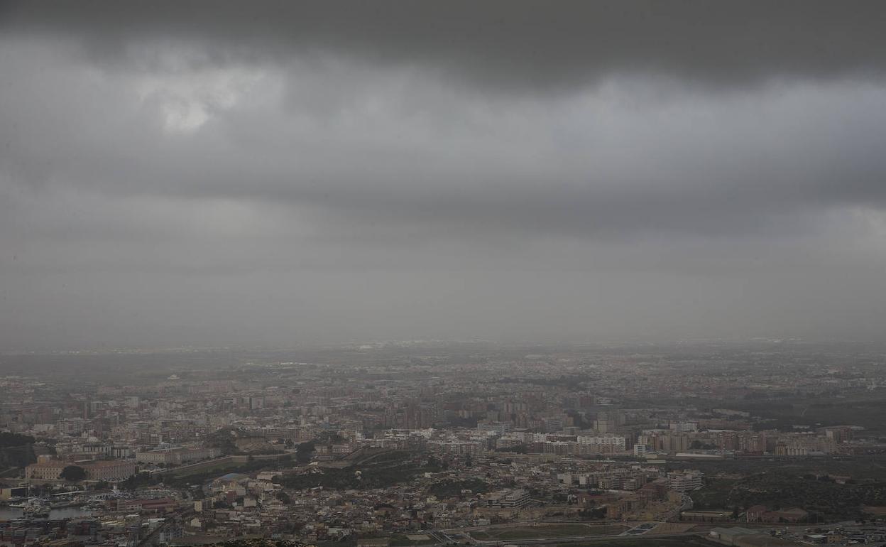 Una capa de contaminación cubre Cartagena, este viernes.