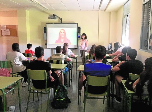 Eva Illán, educadora social de No Te Prives, durante una charla en un centro educativo. 