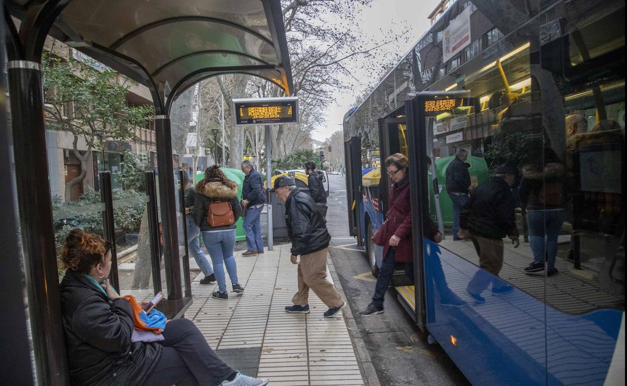 Pasajeros en un autobús gratuito en Cartagena por el episodio de contaminación.