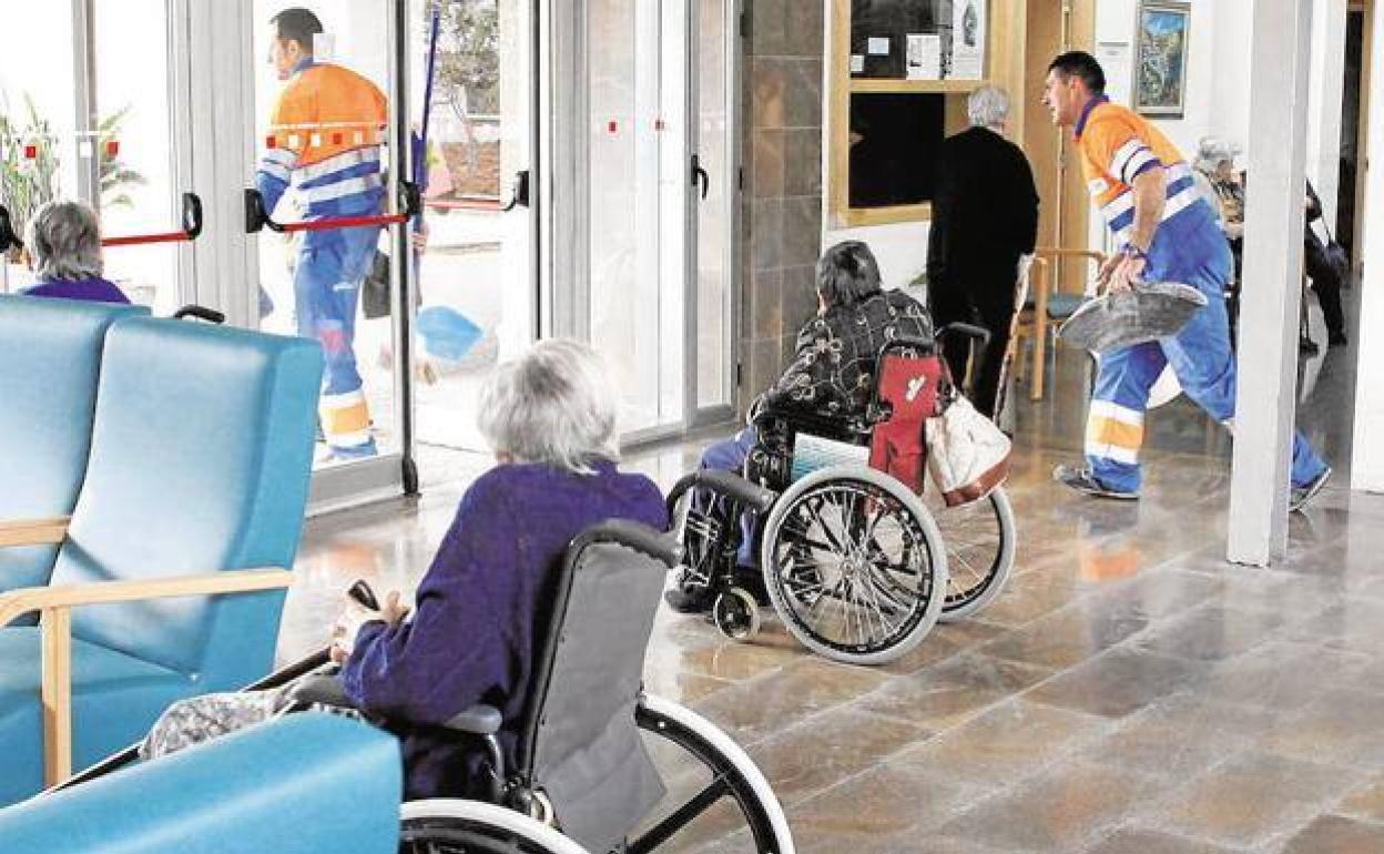 Ancianos en una residencia, en una imagen de archivo.