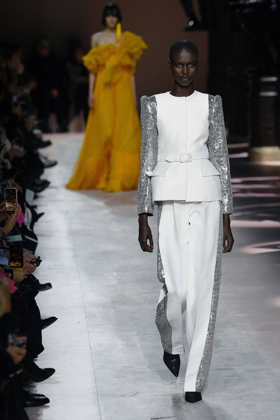 El color blanco y las plumas maxi inundan el desfile de Alta Costura de Givenchy.