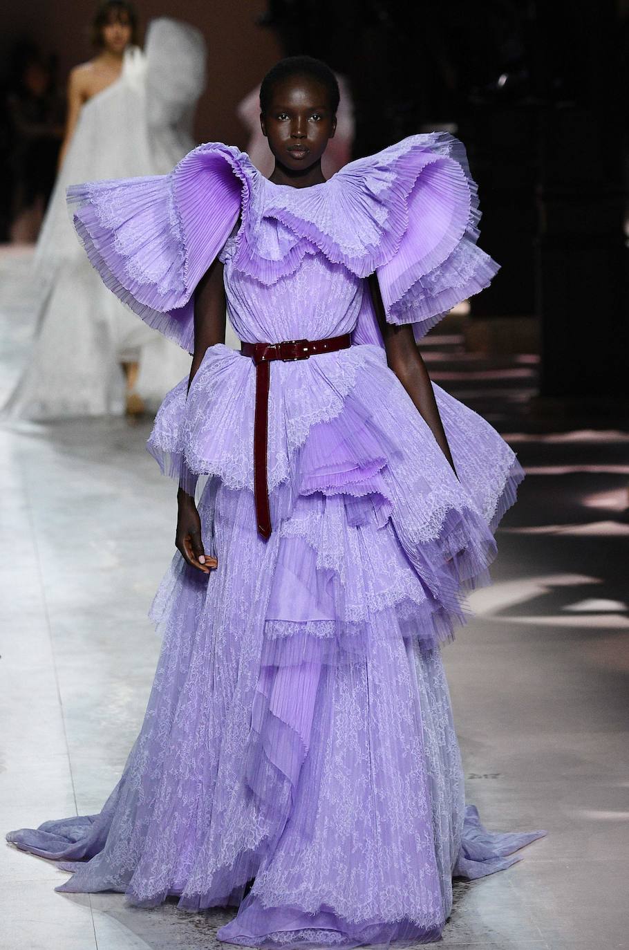 El color blanco y las plumas maxi inundan el desfile de Alta Costura de Givenchy.