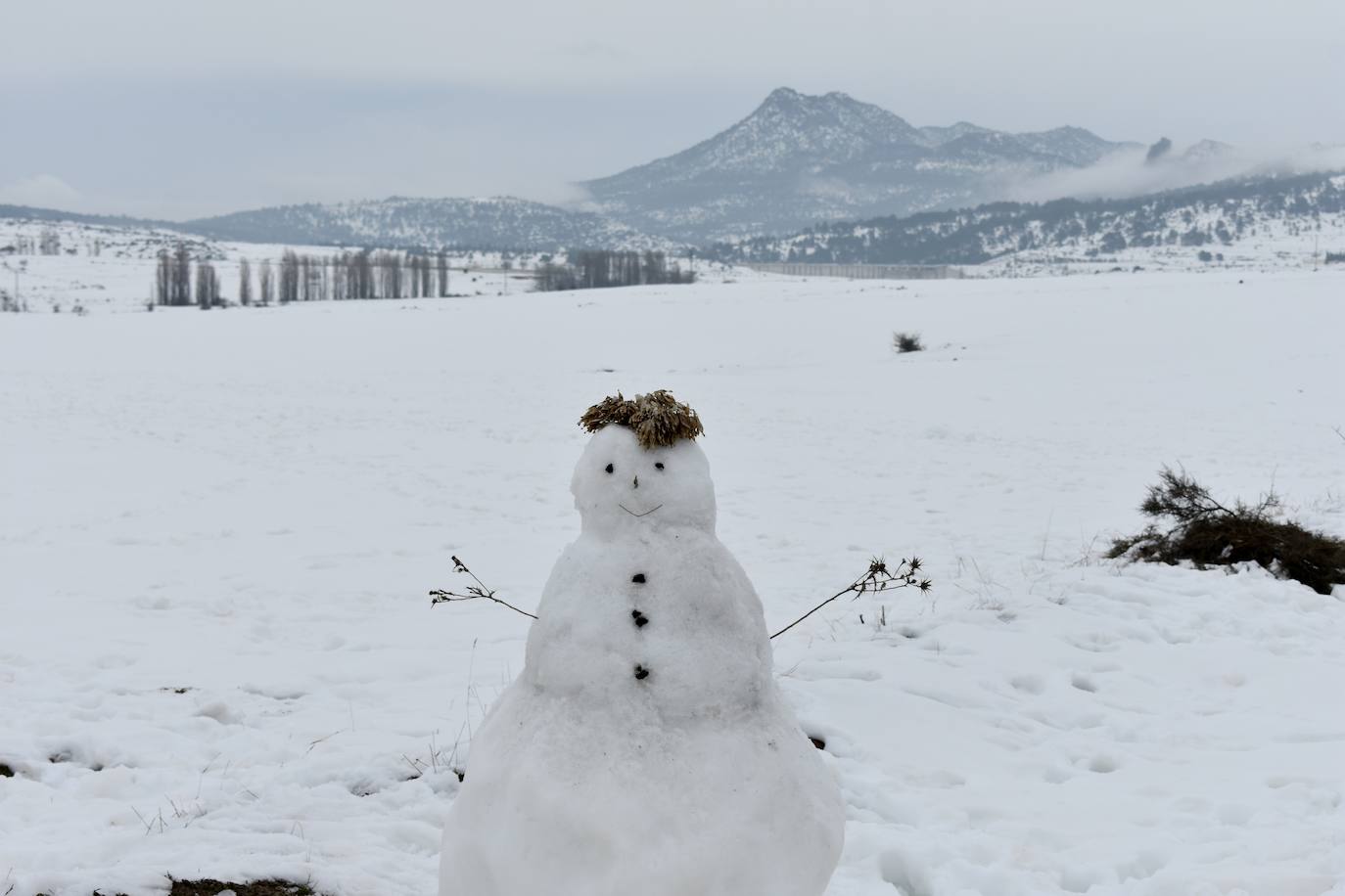 Jóvenes y no tan jóvenes disfrutan de la nieve en la pedanía de Campo de San Juan.