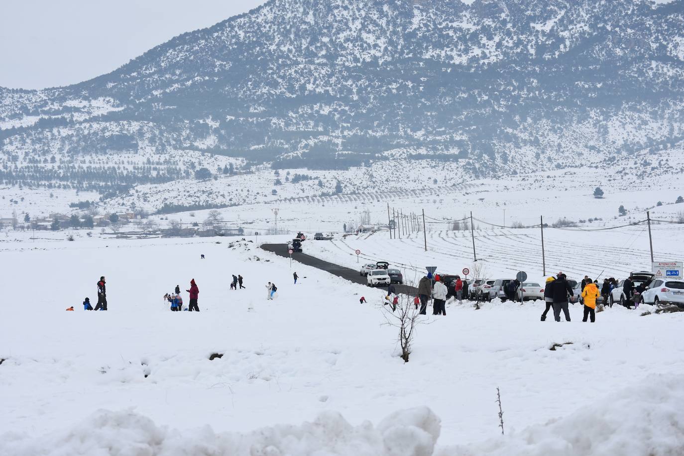 Jóvenes y no tan jóvenes disfrutan de la nieve en la pedanía de Campo de San Juan.