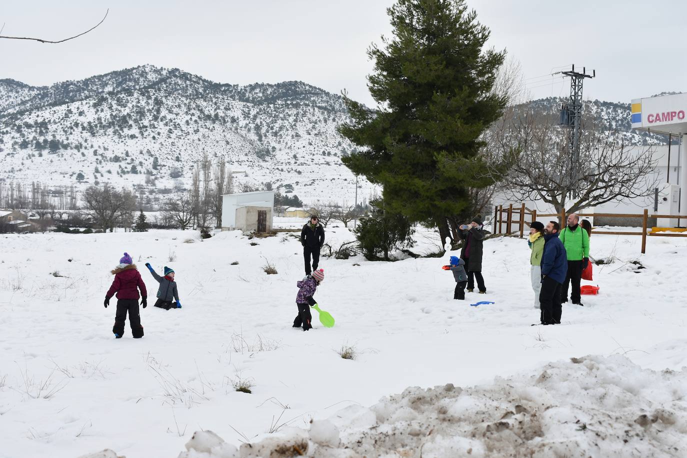 Jóvenes y no tan jóvenes disfrutan de la nieve en la pedanía de Campo de San Juan.