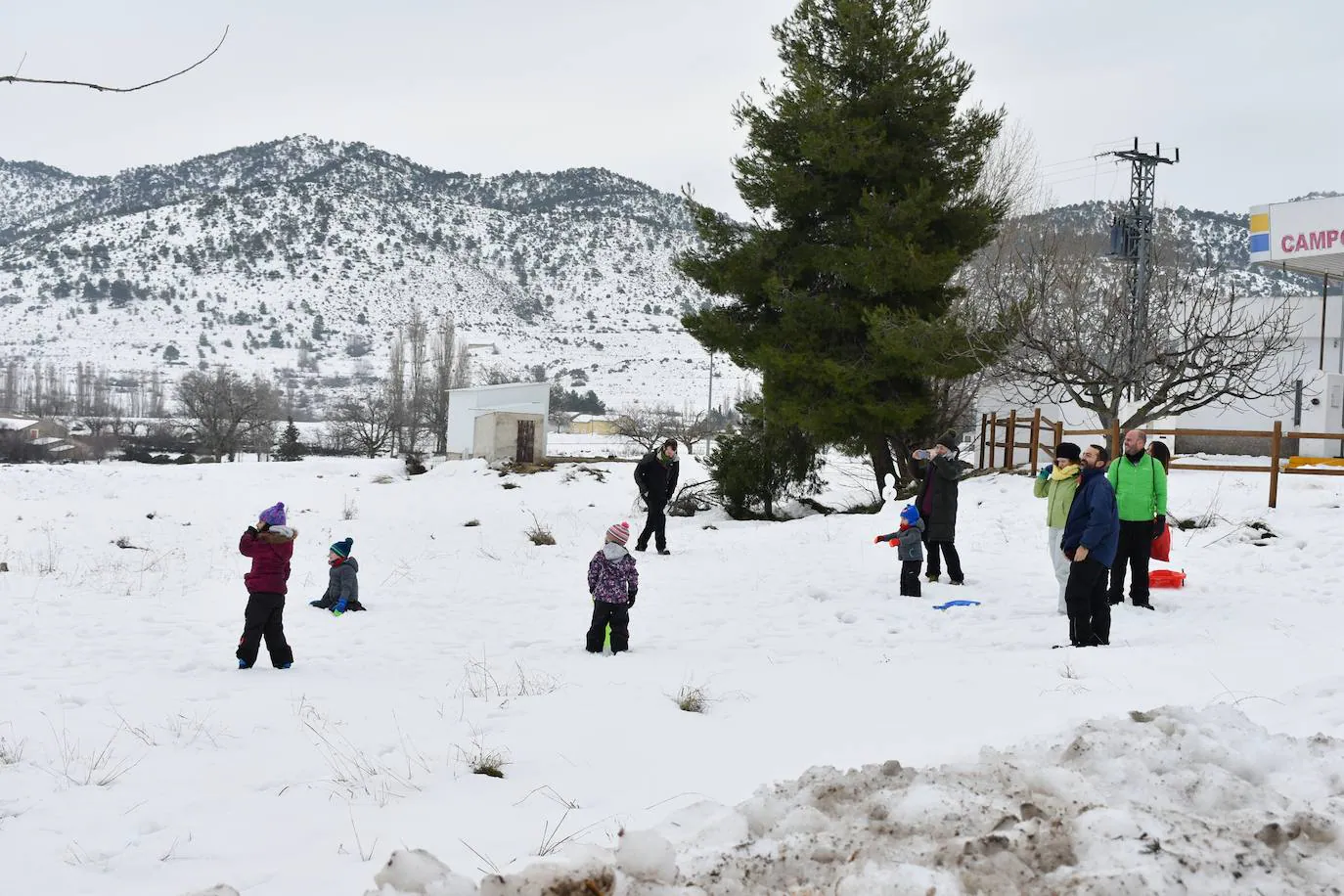 Jóvenes y no tan jóvenes disfrutan de la nieve en la pedanía de Campo de San Juan.