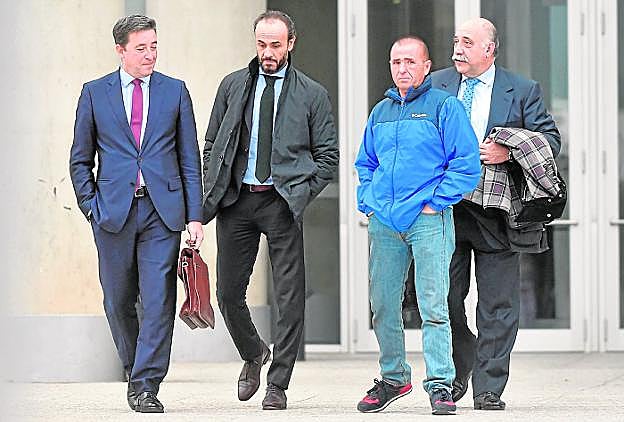 Ramón Andrés Abellán, rodeado de sus abogados, tras prestar declaración ayer. 