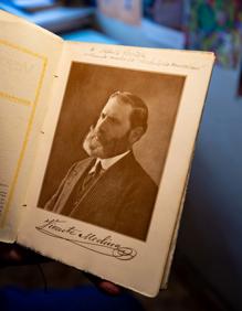 Imagen secundaria 2 - Dedicatoria de Alberto Sevilla Pérez, el humanista murciano que es considerado el mejor amigo de Galdós, a su nieto, Alberto Sevilla Albarracín, cuando este era un niño; «tus caricias, que alegran mi vejez, siento el anhelo de que el mundo te cubre de delicias». | Ejemplar dedicado por Vicente Medina.