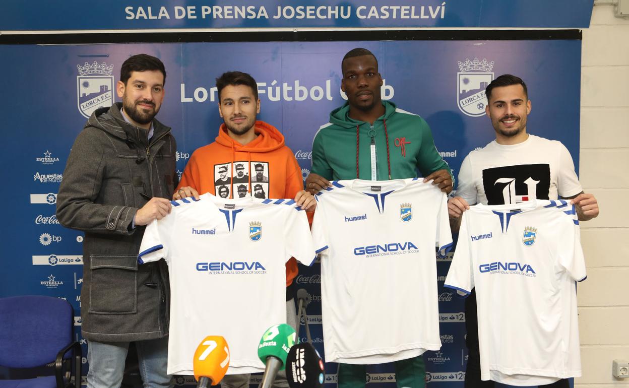 Víctor Dus, Pelayo, Mathias Pogba y Artigas ayer durante su presentación