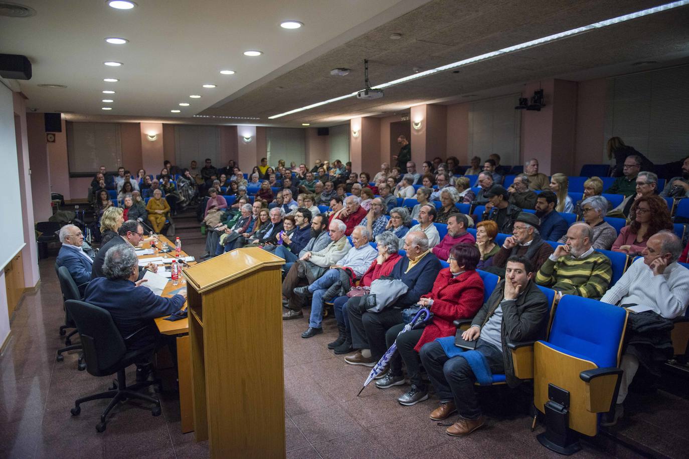 El islam y el modo en el que el mundo se acerca a él protagonizó en la tarde de ayer la charla 'Del anatema al diálogo: Hermano Islam', que reunió en Murcia en torno a una misma mesa al teólogo Juan José Tamayo, al filósofo Francisco Jarauta y a la profesora de Estudios Árabes e Islámicos de la Universidad de Murcia (UMU) Pilar Garrido. 