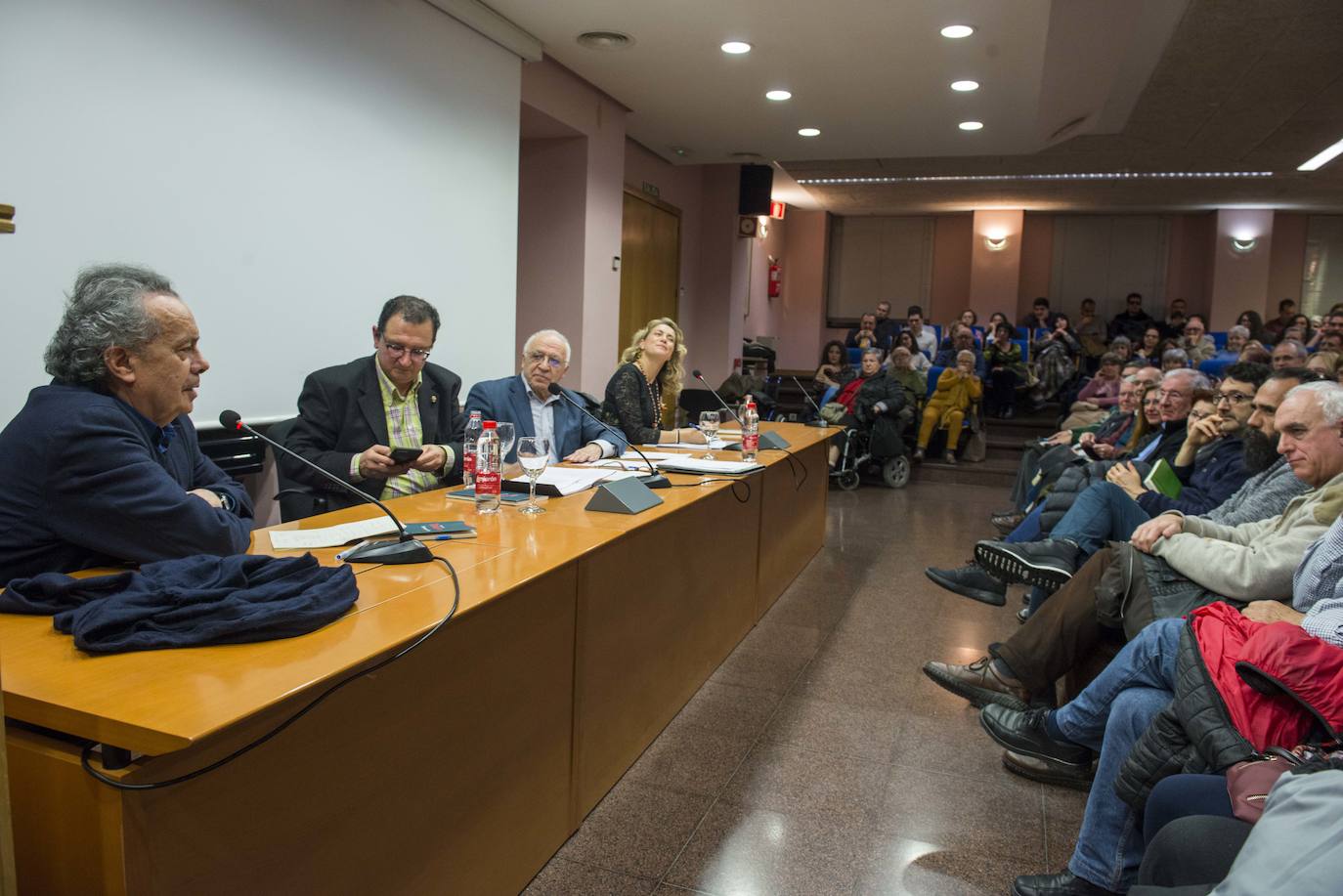 El islam y el modo en el que el mundo se acerca a él protagonizó en la tarde de ayer la charla 'Del anatema al diálogo: Hermano Islam', que reunió en Murcia en torno a una misma mesa al teólogo Juan José Tamayo, al filósofo Francisco Jarauta y a la profesora de Estudios Árabes e Islámicos de la Universidad de Murcia (UMU) Pilar Garrido. 