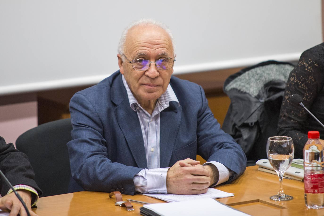 El islam y el modo en el que el mundo se acerca a él protagonizó en la tarde de ayer la charla 'Del anatema al diálogo: Hermano Islam', que reunió en Murcia en torno a una misma mesa al teólogo Juan José Tamayo, al filósofo Francisco Jarauta y a la profesora de Estudios Árabes e Islámicos de la Universidad de Murcia (UMU) Pilar Garrido. 