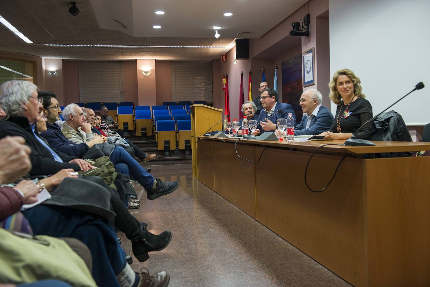 El islam y el modo en el que el mundo se acerca a él protagonizó en la tarde de ayer la charla 'Del anatema al diálogo: Hermano Islam', que reunió en Murcia en torno a una misma mesa al teólogo Juan José Tamayo, al filósofo Francisco Jarauta y a la profesora de Estudios Árabes e Islámicos de la Universidad de Murcia (UMU) Pilar Garrido. 