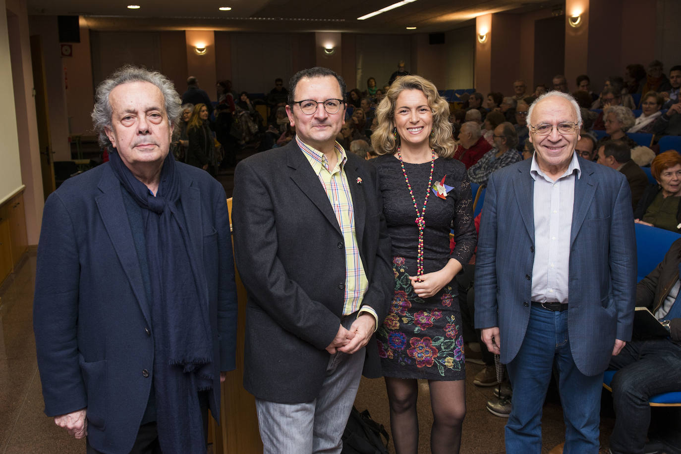 El islam y el modo en el que el mundo se acerca a él protagonizó en la tarde de ayer la charla 'Del anatema al diálogo: Hermano Islam', que reunió en Murcia en torno a una misma mesa al teólogo Juan José Tamayo, al filósofo Francisco Jarauta y a la profesora de Estudios Árabes e Islámicos de la Universidad de Murcia (UMU) Pilar Garrido. 